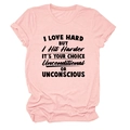 Détail du t-shirt rose en coton avec slogan noir imprimé et col rond classique - Rose (Imprimé Noir)