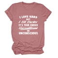 Détail des manches retroussées et de l'imprimé blanc sur le T-shirt en coton rose poudré - Or Rose (Police Blanche)