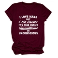 Détail du t-shirt bordeaux en coton avec l'imprimé blanc 'I LOVE HARD BUT I Hit Harder' - Rouge Vin (Police Blanche)