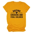 Vista dettagliata della stampa 'Raising Chickens' su questa t-shirt in cotone giallo - S / Giallo Senape (Testo Nero)