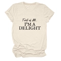 Detalle del estampado 'First of All... I'M A DELIGHT' en una camiseta beige de cuello redondo - S / Arena (Fuente Negra)