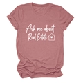 Dettaglio macro della stampa 'Ask me about Real Estate' su t-shirt rosa a maniche corte - Taglia S / Oro Rosa (Carattere Bianco)
