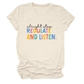Dettaglio della t-shirt beige a girocollo con stampa grafica colorata 'alright stop' - S / Sabbia (Testo Nero)