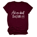 Dettaglio di una maglietta bordeaux con lo slogan Ask me about Real Estate e l'icona della casa - Taglia S / Rosso Vino (Carattere Bianco)