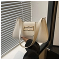 Detalle del bolso de hombro blanco en cuero PU con hebilla dorada y textura elegante - Blanco