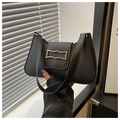 Detalle de bolso bajo el brazo en cuero negro con hebilla dorada ondulada y solapa - Negro