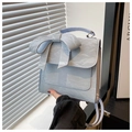 Gros plan du sac bleu clair à texture froissée avec gros nœud et rivets métalliques - Bleu