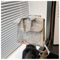 Détail du sac bandoulière argenté à nœud avec texture métallique froissée et poignée - Argent