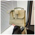 Détail du sac à main vert sauge plissé avec un grand nœud décoratif et une poignée supérieure - Vert
