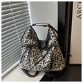 Detail der Leopard-Tasche mit vertikalen Reißverschlüssen und schwarzen Schleifen - Weiß