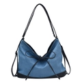 Tragetasche aus blauem Jeansstoff mit schwarzer Lederschleife und Trageriemen - Blau