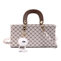 Borsa a mano beige minimalista con motivo a rombi marroni e ciondolo in peluche morbido - Borsa / Bianco