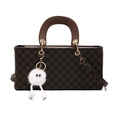 Borsa a mano retrò marrone con monogramma, hardware dorato e ciondolo in peluche - Borsa / Marrone