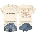 Vue détaillée du dos du t-shirt beige pour enseignant avec citation inspirante - S / Sable