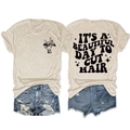 Dettaglio della maglietta avena con stampa sul retro e pantaloncini di jeans blu strappati - S / Sabbia (Stampa Nera)