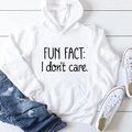 Λευκό βαμβακερό φούτερ με στάμπα 'FUN FACT' και μπλε τζιν σε επίπεδη διάταξη δαπέδου - S / Λευκό (Μαύρη Γραμματοσειρά)