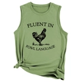 Détail du débardeur vert avec motif Fluent in Fowl Language et taille nouée - Vert olive