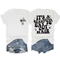 T-shirt blanc avec lettrage artistique et short en jean bleu en vue à plat soignée - Blanc (Imprimé Noir)