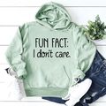 Mise à plat d'un sweat à capuche vert menthe avec imprimé texte noir et accessoires - Vert Clair (Texte Noir)