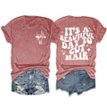 Vue détaillée du dos d'un t-shirt de coiffeur bordeaux avec texte artistique et graphique - Or Rose (Imprimé Blanc)