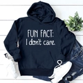 Hoodie bleu marine avec texte Fun Fact à plat avec jean et baskets blanches de ville - Bleu Marine (Police Blanche)