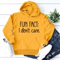Sweat à capuche jaune moutarde imprimé Fun Fact avec jean bleu sur bois blanc - Jaune (Police Noire)