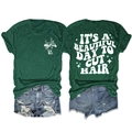 Détail du t-shirt vert foncé avec l'imprimé 'IT'S A BEAUTIFUL DAY TO CUT HAIR' au dos - Vert Vintage (Imprimé Blanc)