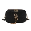 Borsa a tracolla nera trapuntata con lettere in metallo dorato e nappina decorativa - Nero