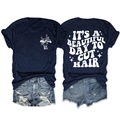 Détail de l'imprimé blanc 'IT'S A BEAUTIFUL DAY TO CUT HAIR' au dos du t-shirt bleu - Bleu Marine (Imprimé Blanc)
