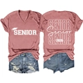Vue à plat détaillée du t-shirt de graduation à col en V et du short en jean - Or Rose (Police Blanche)
