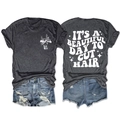 Détail du t-shirt gris avec texte 'IT'S A BEAUTIFUL DAY TO CUT HAIR' et short en jean - Gris Chiné (Imprimé Blanc)