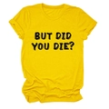 Dettaglio della stampa But Did You Die? nera su t-shirt gialla a girocollo a maniche corte - Taglia S / Giallo