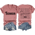 Vue détaillée avant et arrière du t-shirt Senior 2026 rose et du short en jean déchiré - Or Rose (Police Noire)