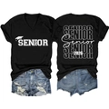 Ensemble t-shirt col V Senior 2026 noir et short en jean bleu posés à plat pour diplômés - Noir (Lettres Blanches)