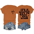 Détail du graphique It’s a Beautiful Day To Cut Hair sur t-shirt chiné et short en denim - Orange Brûlé (Imprimé Noir)