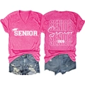 T-shirt rose col en V Senior 2026 avec short en jean bleu posé à plat sur fond blanc - Rouge Rose (Police Blanche)