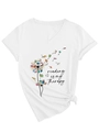 Detalle de camiseta blanca con cuello en V y estampado reading is my therapy - S / Estilo de Dobladillo Anudado (3812) / Blanco