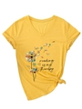Detalle de camiseta amarilla con cuello en V, texto reading is my therapy y libros - S / Estilo de impresión regular (3812) / Amarillo