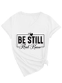 Detalle de camiseta blanca de cuello en V con estampado Be Still and Know y nudo lateral - S / Blanco (Fuente Negra)