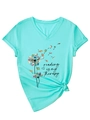Detalle del cuello en V y las mangas dobladas en camiseta verde claro con libros - S / Estilo de impresión regular (3812) / Azul Agua Profunda