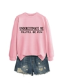 Set con felpa rosa con scritta e pantaloncini di jeans blu strappati su sfondo bianco - Rosa (Testo Nero)