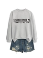 Dettaglio di una felpa grigia con scritta e pantaloncini di jeans strappati da donna - Grigio (Carattere Nero)