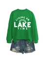 Detalle de sudadera verde brillante con texto Living on Lake Time y estampado de remos - S / Sudadera Verde Hierba (Fuente Blanca)