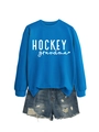 Détail du sweat-shirt bleu vif avec texte HOCKEY grandma blanc et motif de cœur - S / Sweat-shirt Bleu Lac (Police Blanche)