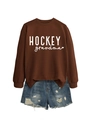 Vue à plat du sweat marron HOCKEY grandma avec son mini short en jean bleu délavé - S / Sweat-shirt Café (Police Blanche)