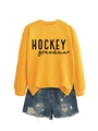 Sweat-shirt jaune vif HOCKEY grandma avec short en jean vieilli sur fond blanc classique - S / Sweat-shirt Jaune (Police Noire)