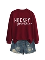Détail du sweat-shirt rouge foncé avec texte HOCKEY grandma blanc et motif cœur - S / Sweat-shirt Bordeaux (Police Blanche)
