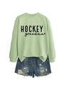 Détail du sweat HOCKEY grandma vert clair assorti à un short en jean usé - S / Sweat-shirt Vert Olive (Police Noire)