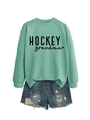 Mise à plat d'un sweat vert menthe avec texte HOCKEY grandma et short en jean vieilli - S / Sweat-shirt Vert Clair (Police Noire)