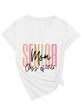 Dettaglio della stampa Class of 2026 Senior Mom su t-shirt bianca con scollo a V - S / Bianco